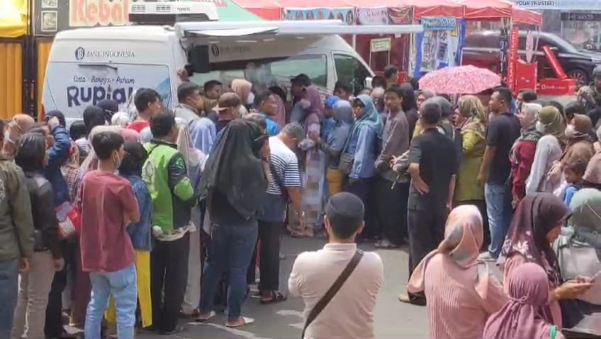 Wow...Begitu Antusiasme Warga Cirebon  Menukar Uang Baru Jelang Idul Fitri 