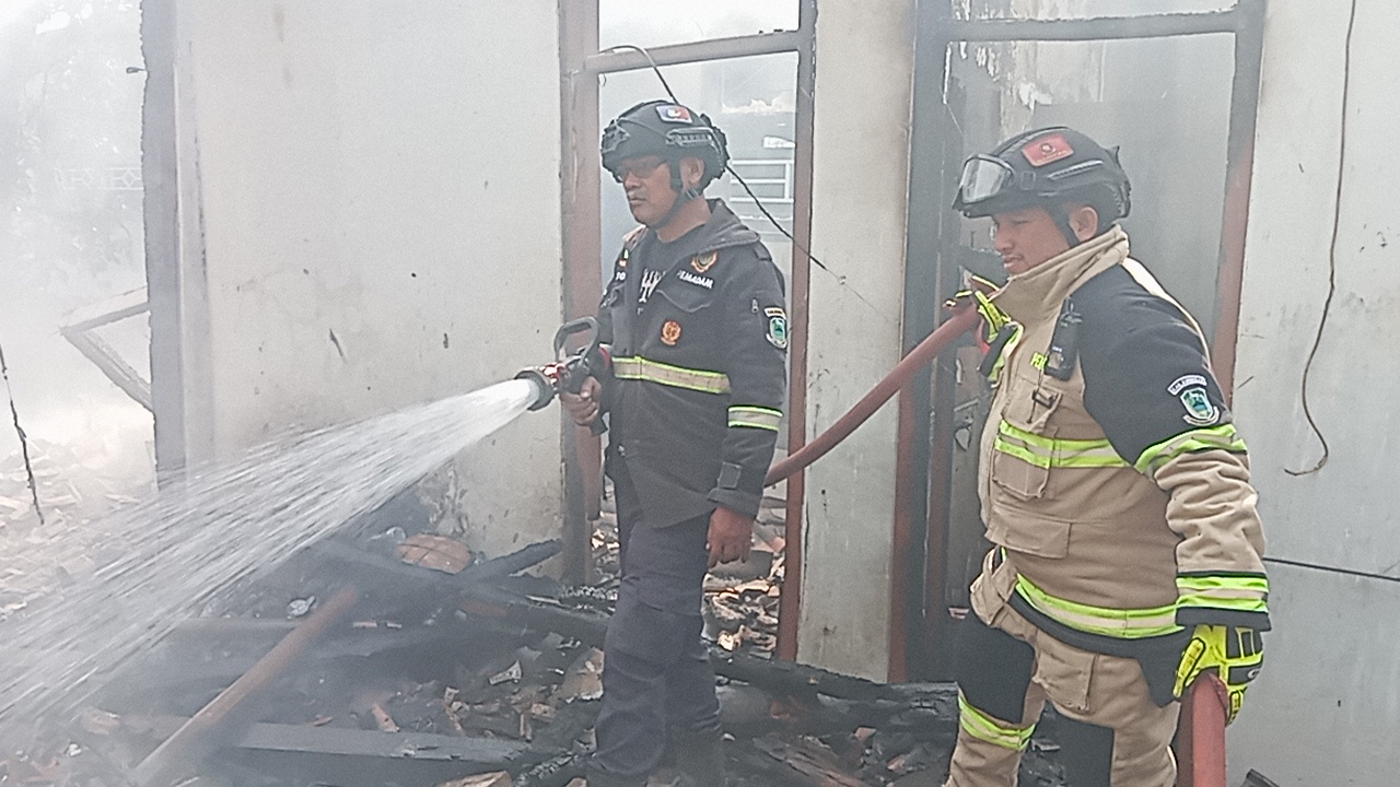 Rumah Warga Cibingbin Kuningan Ludes Dilalap Api, Kerugian Capai Rp100 Juta