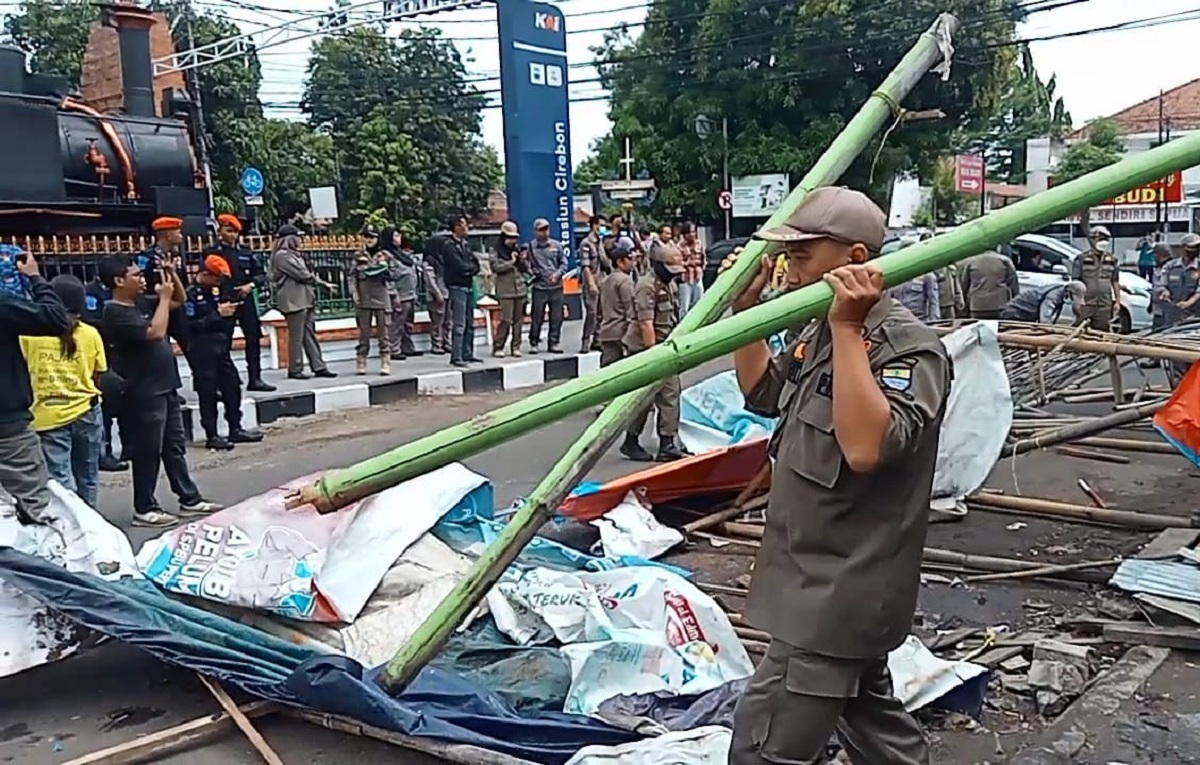 Lapak PKL di Jalan Stasiun Kejaksan Cirebon Ditertibkan, Kasatpol PP Bilang Begini