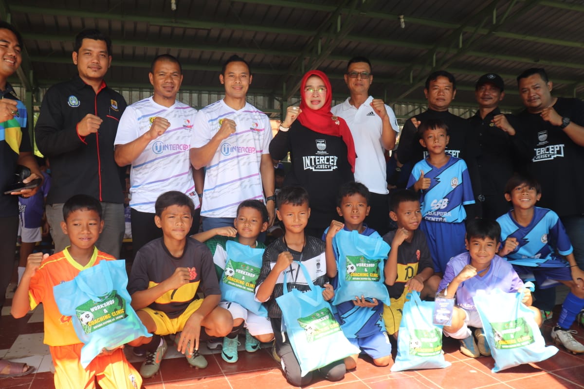 Latih Ratusan Siswa SSB, Dispora Kabupaten Cirebon Gandeng Pemain Persib