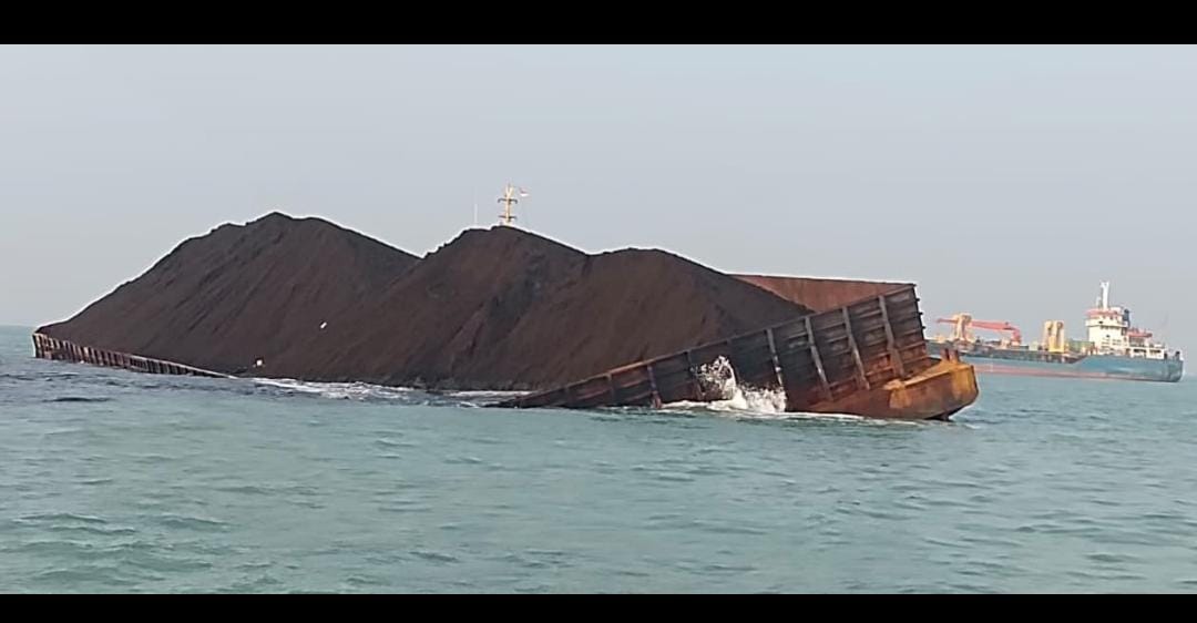 Breaking News! Tongkang Bermuatan Batu Bara Miring di Laut, Diduga Tumpahkan Muatan Saat Menuju Cirebon