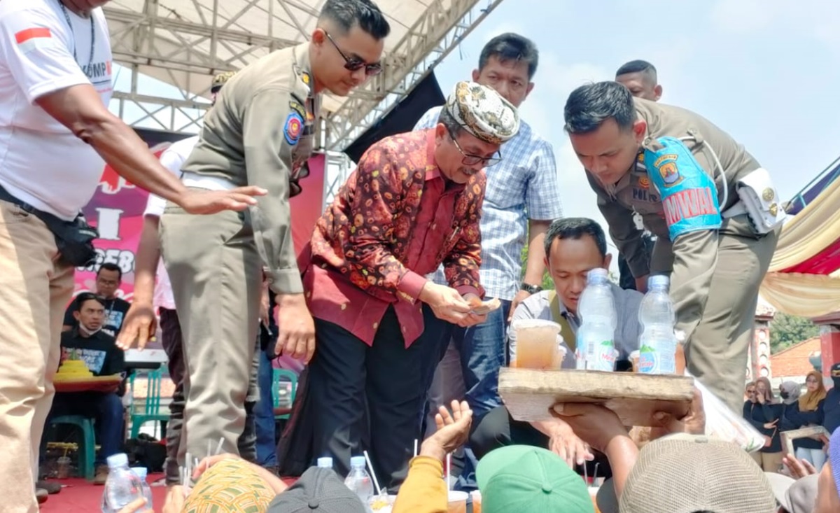 Bupati Imron ke Cirebon Timur saat Demo Jalan Rusak, Warga: Malah Nembang! 