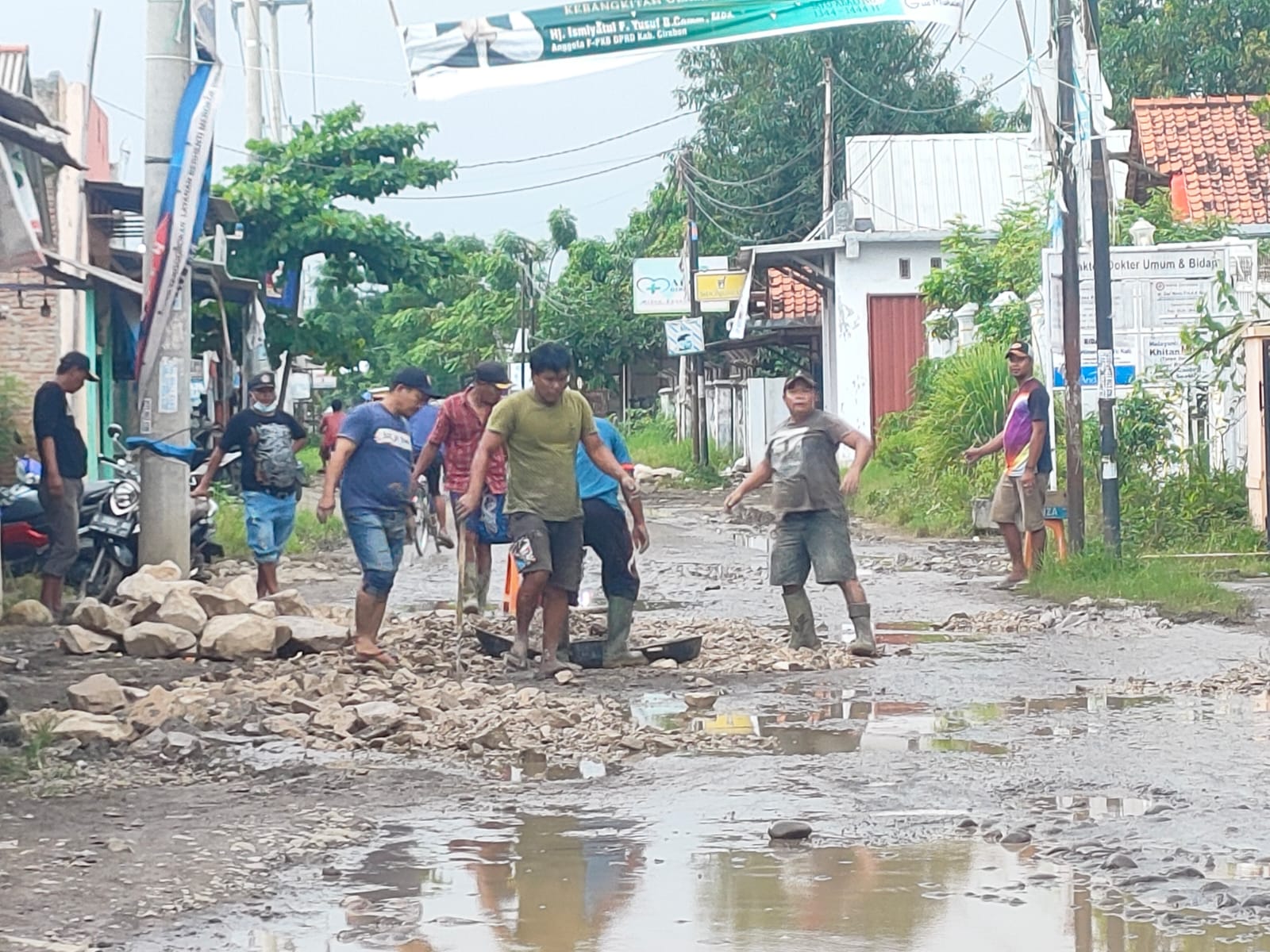 Jalan Kalisari-Ambulu Rusak Parah, Warga Inisiatif Urug dengan Material Batu Secara Swadaya