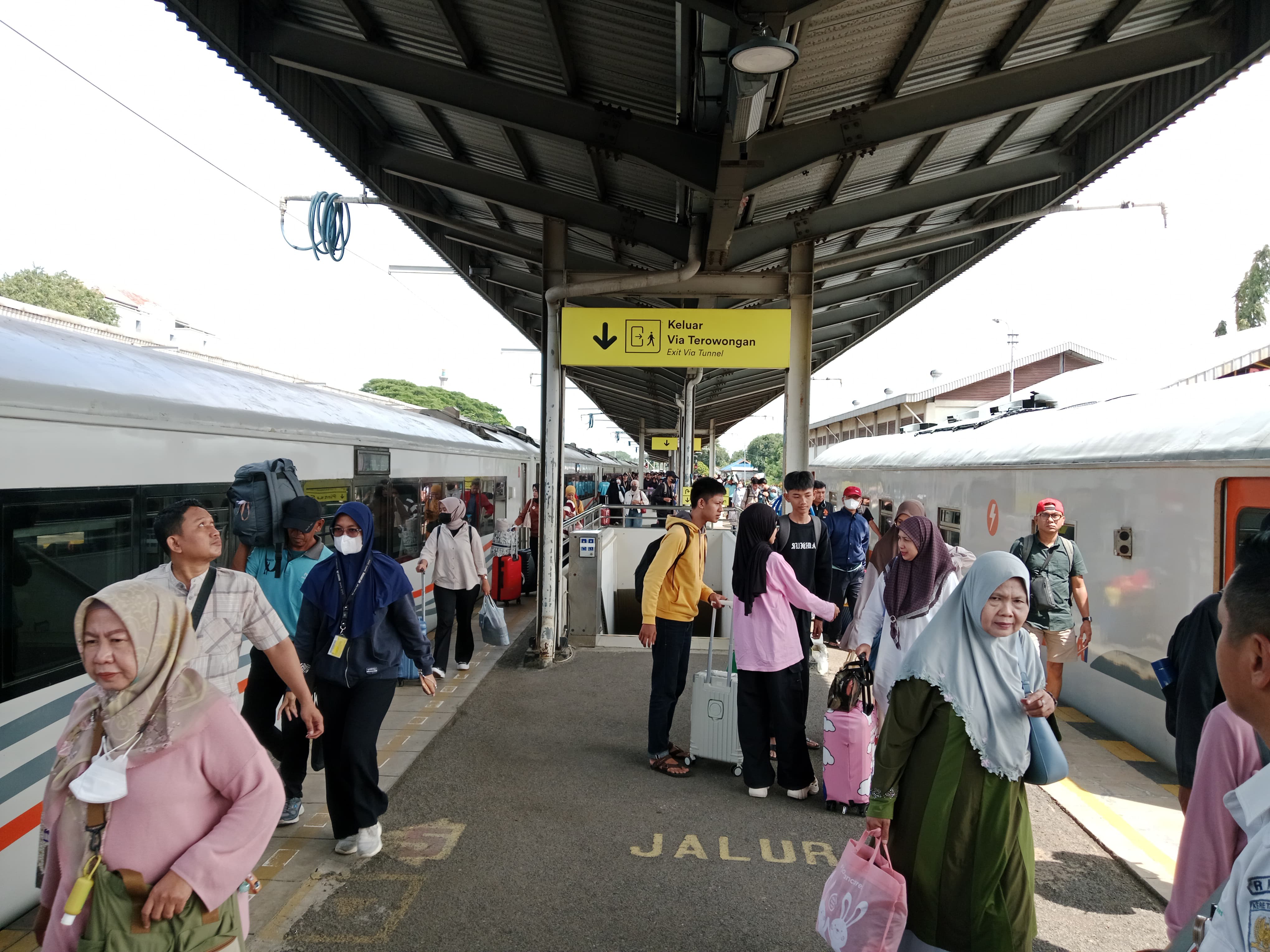 H-2, Kedatangan Pemudik di Stasiun Kereta Api Daop 3 Cirebon Tembus 10.798 Orang