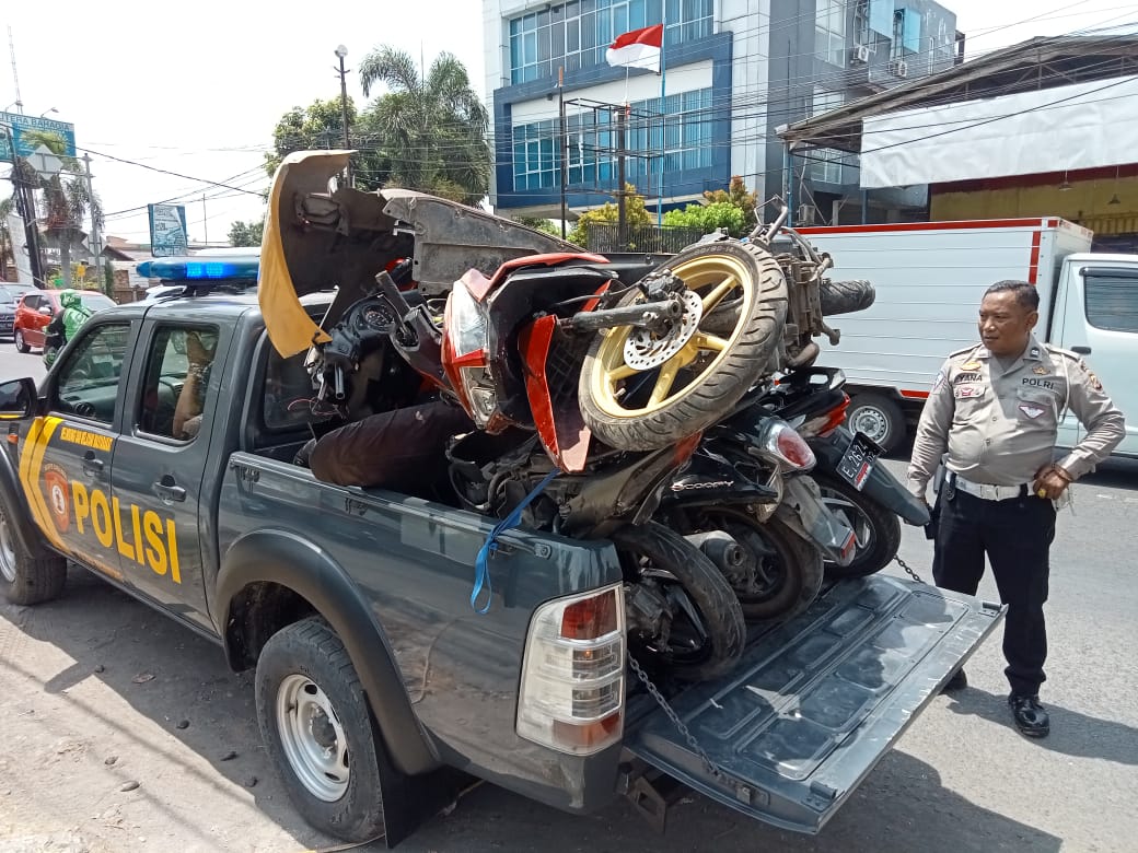 BREAKING NEWS: SMK di Jl Tuparev Diserang 2 SMK dari Kota Cirebon, Mobil Patroli Polisi Ikut Rusak