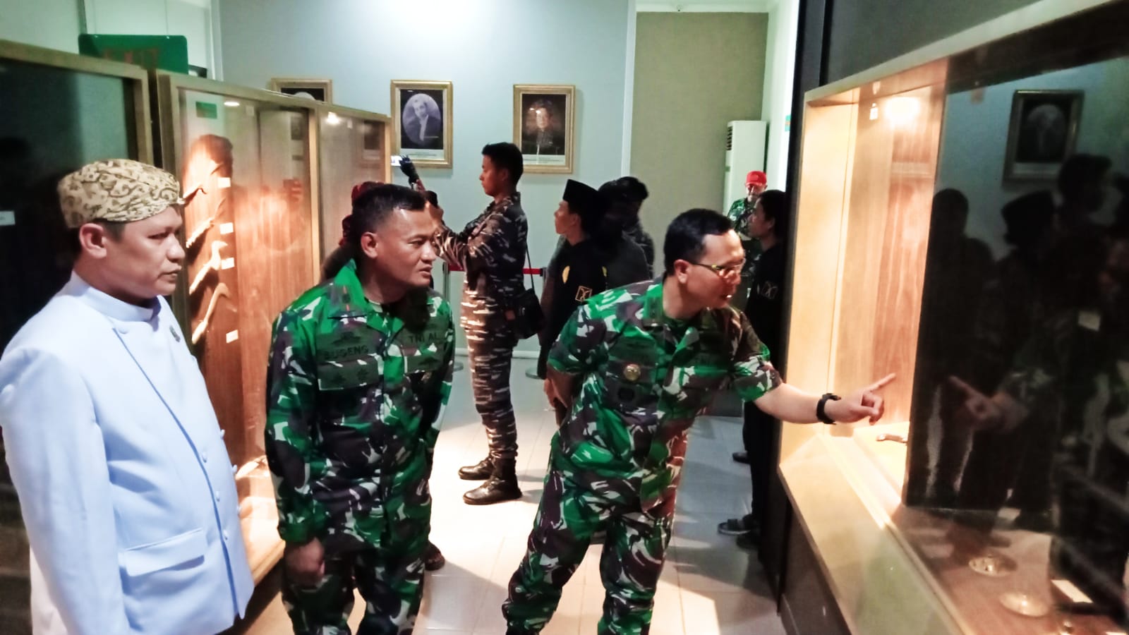 Danlanal Cirebon dan Komandan KRI Dewaruci Kunjungi Keraton Kasepuhan Cirebon