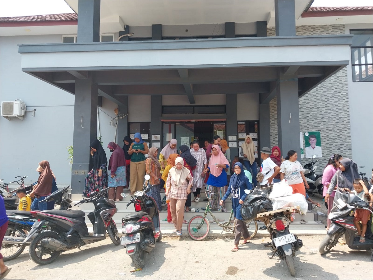 Gegara ‘Uang Pung’ Pilwu, Ibu-ibu Geruduk Balai Desa Bakung Lor Cirebon