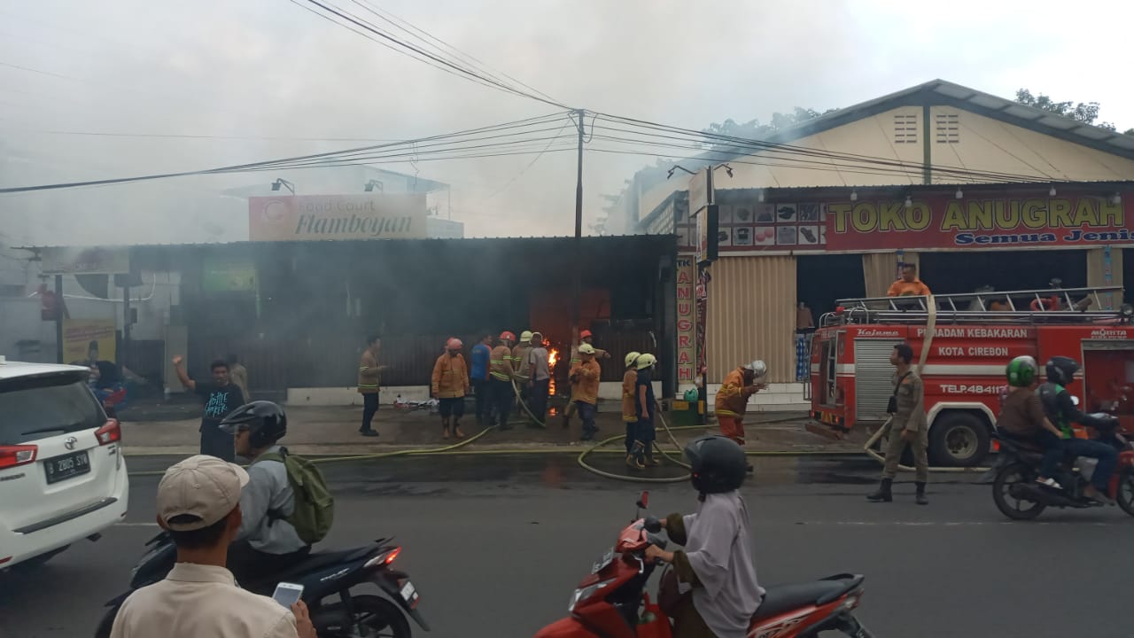 BREAKING NEWS: Warung Bebek Carok Tretan Muslim di Cirebon Kebakaran