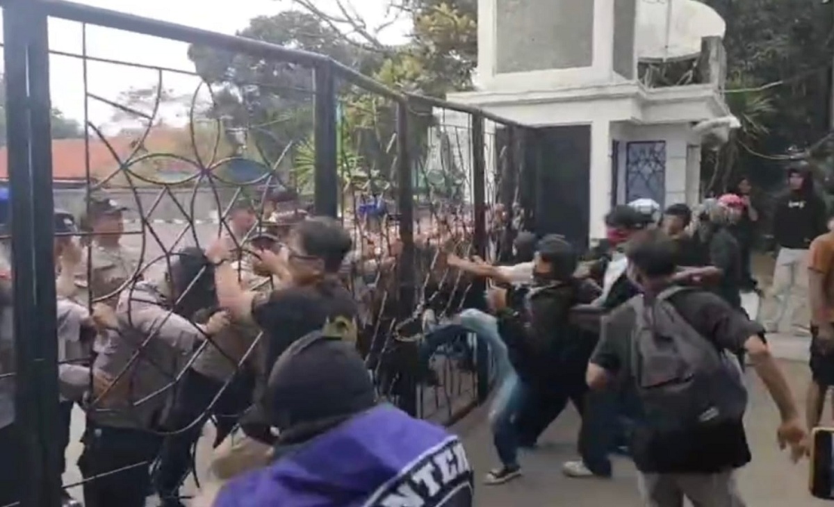 Demo Ratusan Warga Indramayu Desak Pengusutan Dugaan Penyimpangan Anggaran Rp2 Miliar