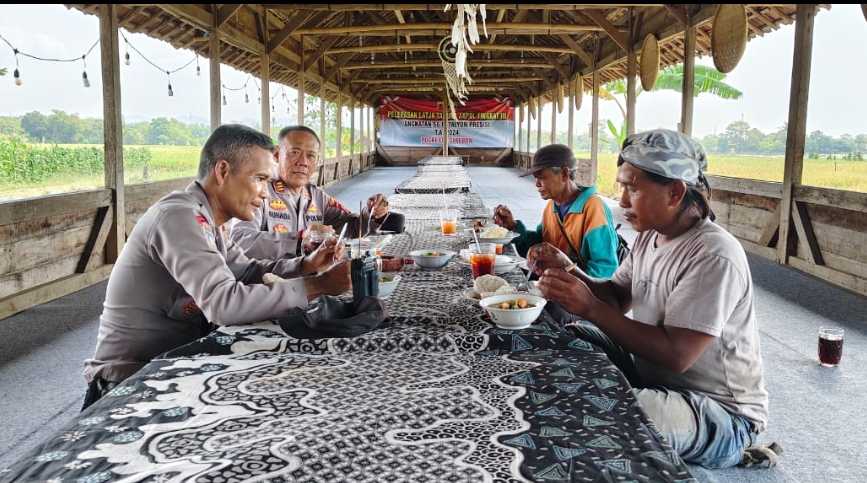 Dua Pemulung Diajak Makan Bareng Kapolsek Talun, Ini Pesan yang Disampaikan