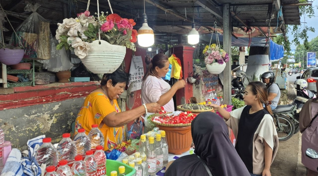 H-1 Lebaran, Penjualan Bunga Tabur di Makam Jabang Bayi Cirebon Melonjak Drastis