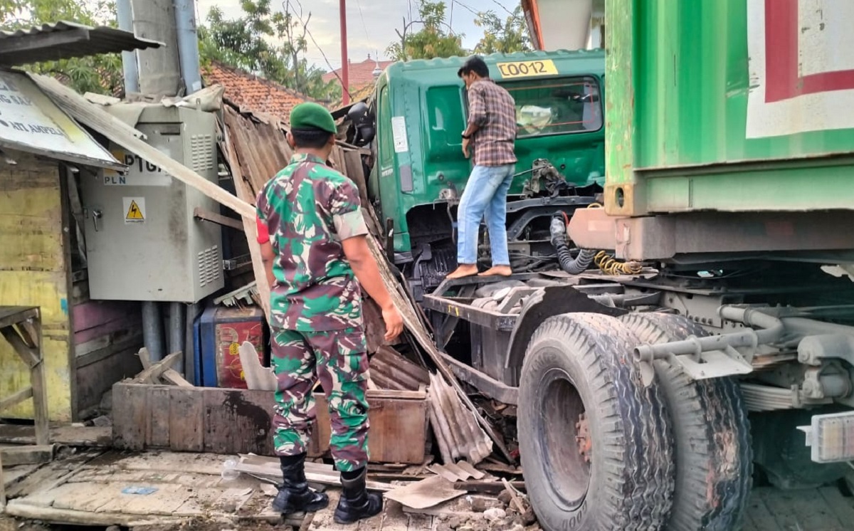 Kontainer Tabrak Warung di Losarang Indramayu, Anggota Koramil Gercep Evakuasi Korban