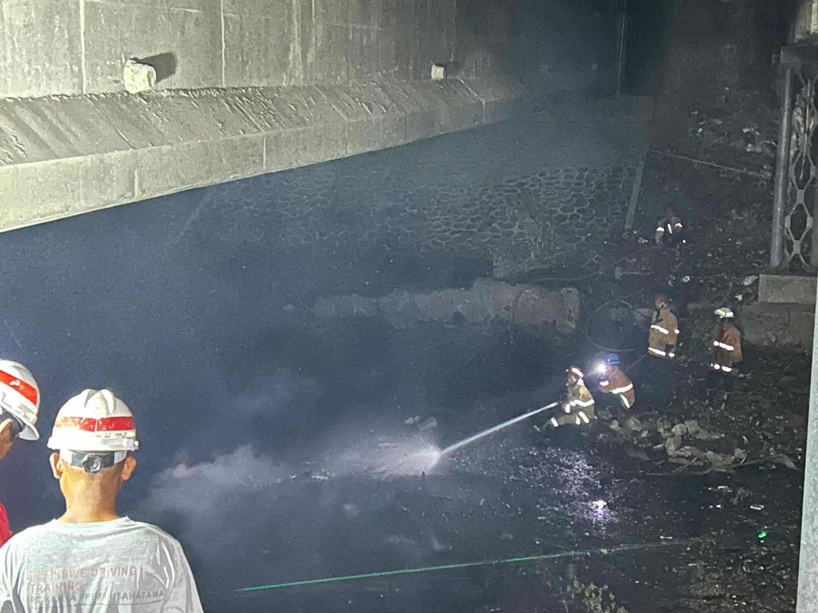 Kebakaran di Bawah Jembatan Kanggraksan Cirebon Dipadamkan dalam Satu Jam