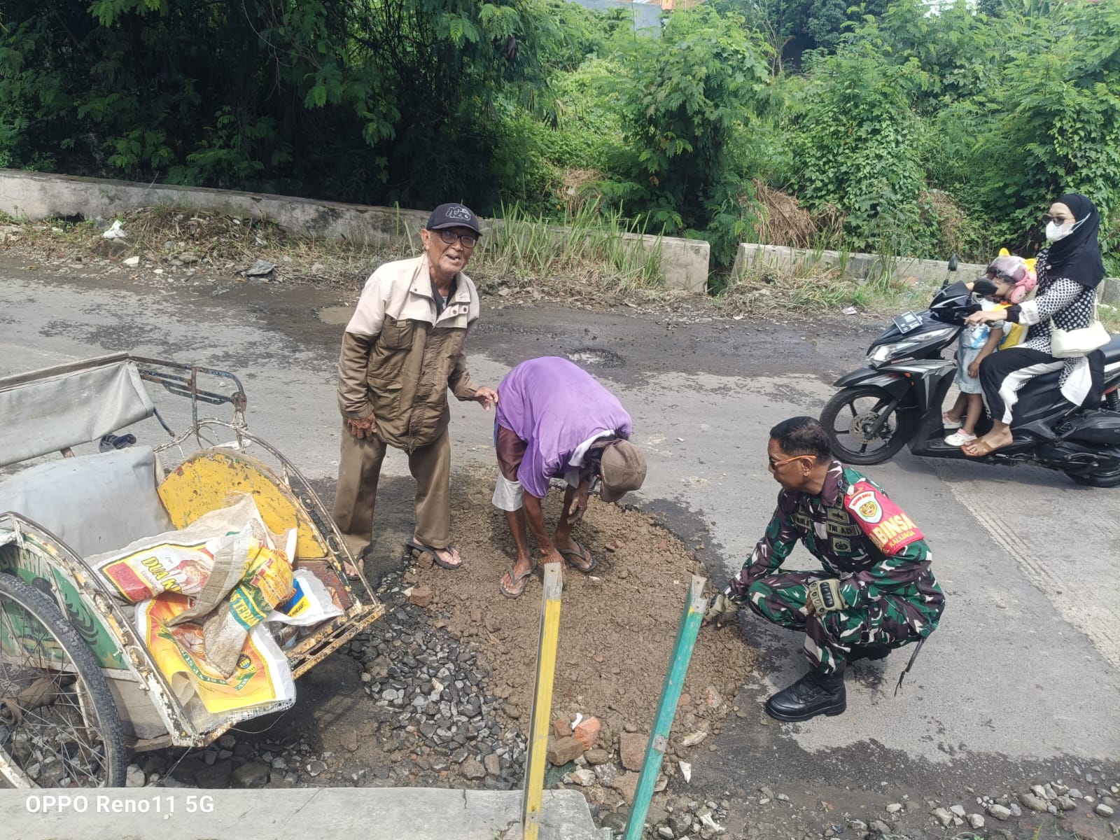 Demi Keselamatan Pengguna Jalan, Babinsa Turun Perbaiki Jalan.