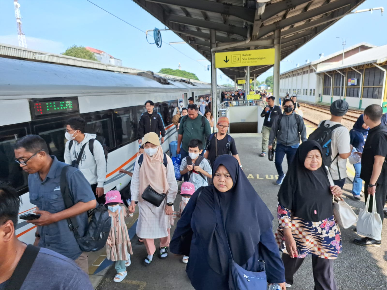 Peringati HUT ke-80 RI, KAI Daop 3 Cirebon Hadirkan Promo Merdeka: Diskon Tiket Kereta 20 Persen 