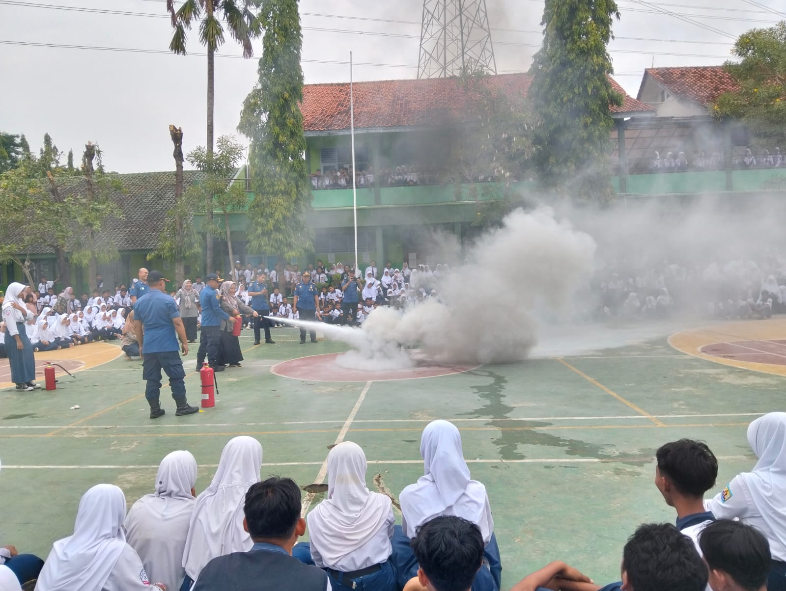 Disdamkarmat Beri Pemahaman Penanganan Kebakaran di SMPN 1 Sumber 