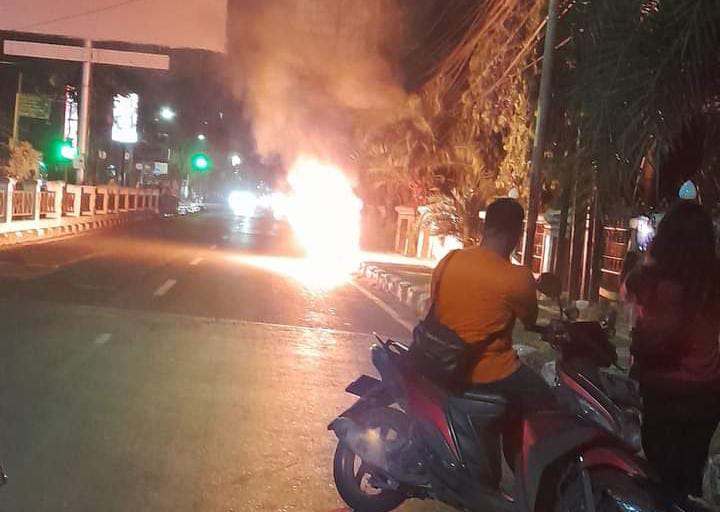 Mendadak Mati Mesin, Motor Milik Warga Samadikun Ludes Terbakar di Jalan