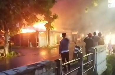 Tiga Kios di Tukmudal Terbakar, Diduga Akibat Arus Pendek Listrik 