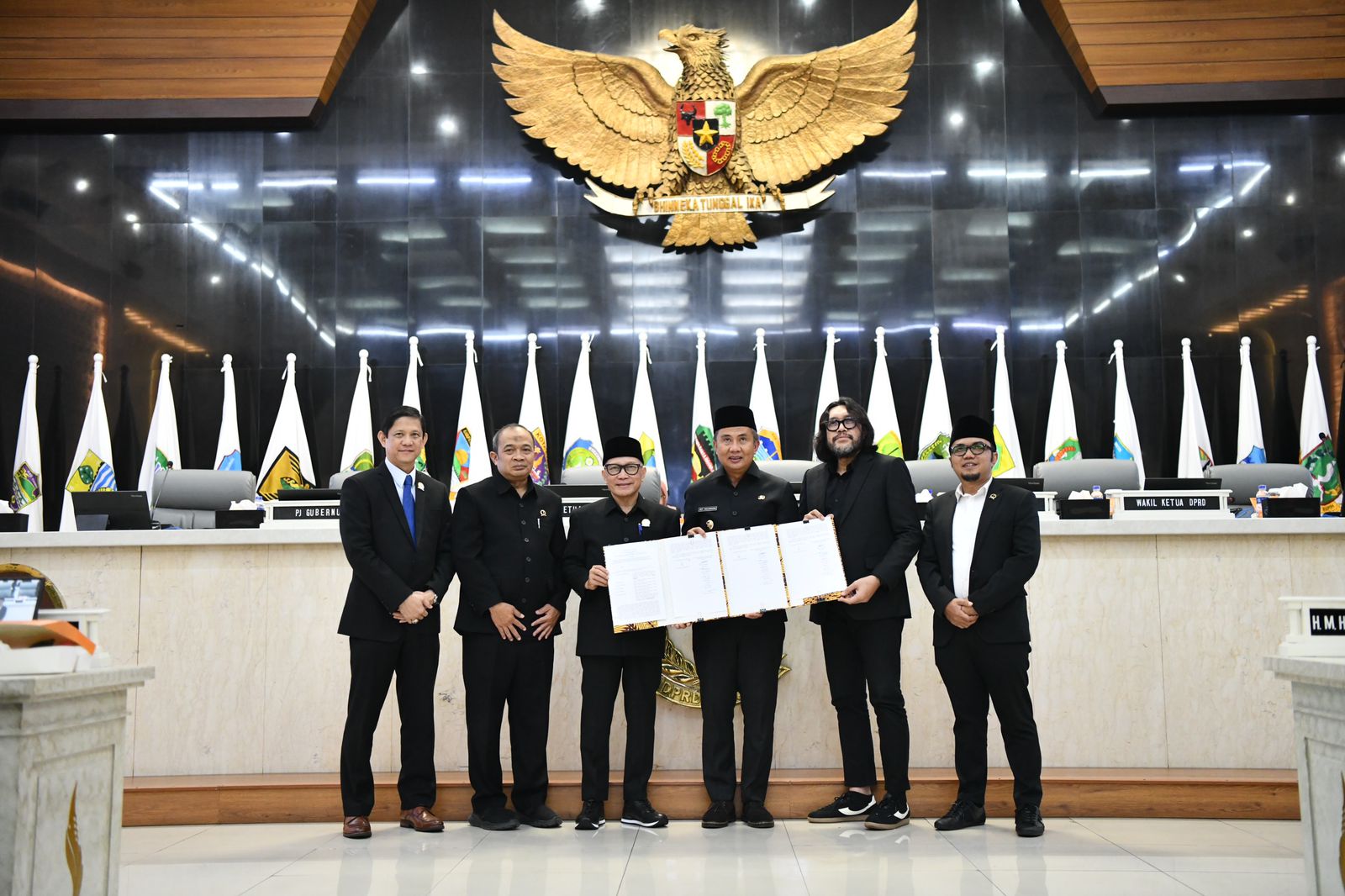 Pemda Provinsi Jabar - DPRD Setujui APBD 2025, Tiga Minggu Lebih Awal