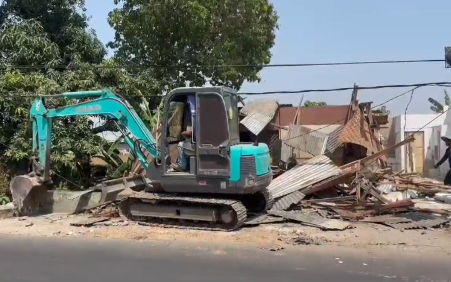 317 Bangunan Liar di Sepanjang Jalan Antasari Cirebon Ditertibkan