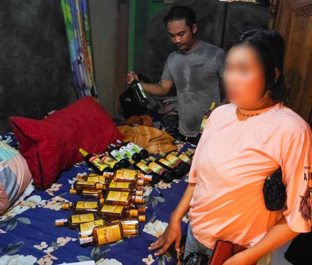 Gelar Razia, Polresta Cirebon Sita Puluhan Botol Miras Tradisional dan Pabrikan 