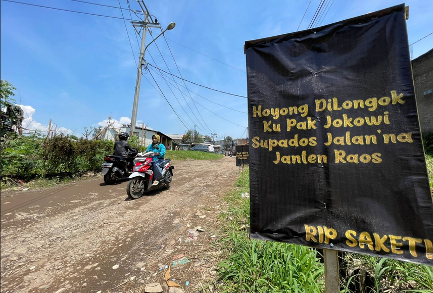 Kesal Jalan di Daerahnya Rusak, Warga Baleendah Sentil Jokowi: ‘Supados Jalanna Janten Raos’