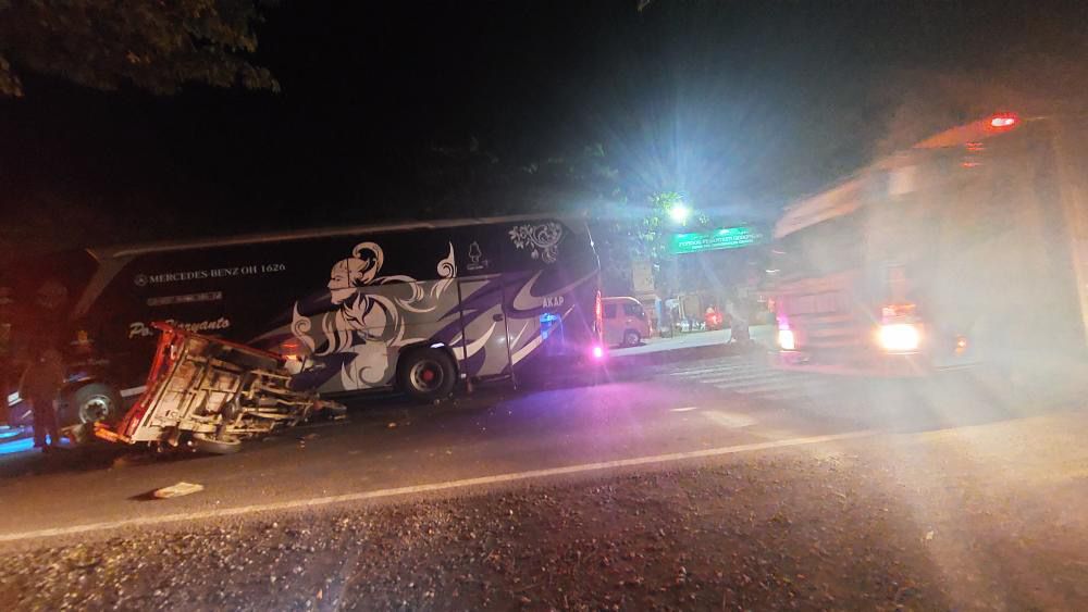 Kecelakaan di Depan Pintu Masuk Ponpes Gedongan Pangenan, Libatkan Bus dan Cator