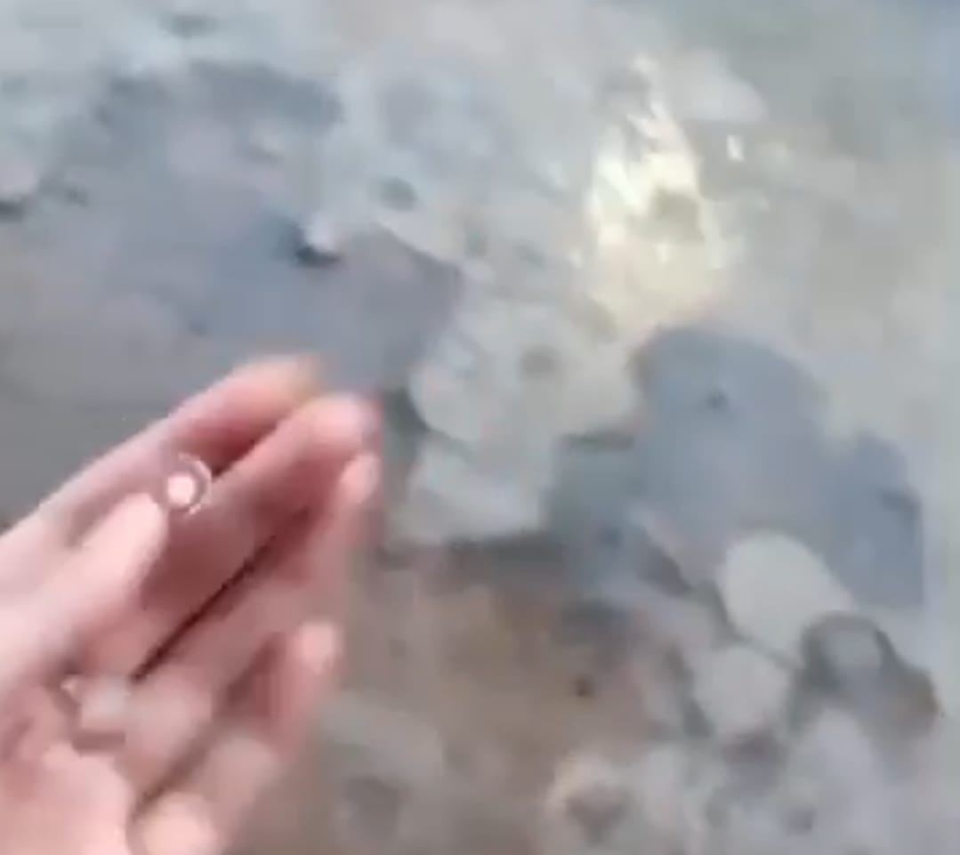 Heboh! Hujan Es Guyur Sejumlah Wilayah di Kuningan Jawa Barat Sore Ini