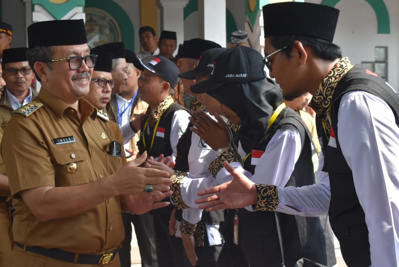 Bupati Imron Lepas Keberangkatan Calhaj asal Kabupaten Cirebon
