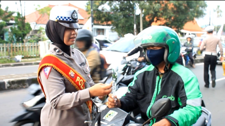 Polantas Majalengka Kasih Sayang di Hari Valentine Day Berikan Bunga dan Coklat Pada Pengendara