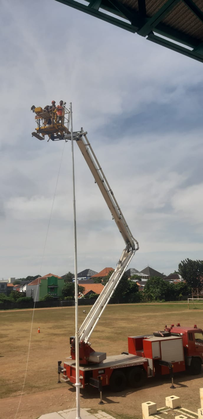 Damkar Bantu Perbaiki Tali Tiang Bendera yang Slip