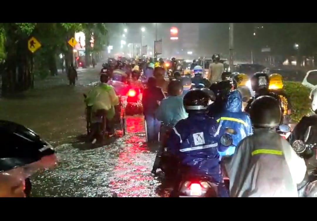 Banjir di Jalan Cipto Mangunkusumo Kota Cirebon, Polisi Tutup Arus Lalu Lintas untuk Urai Kemacetan