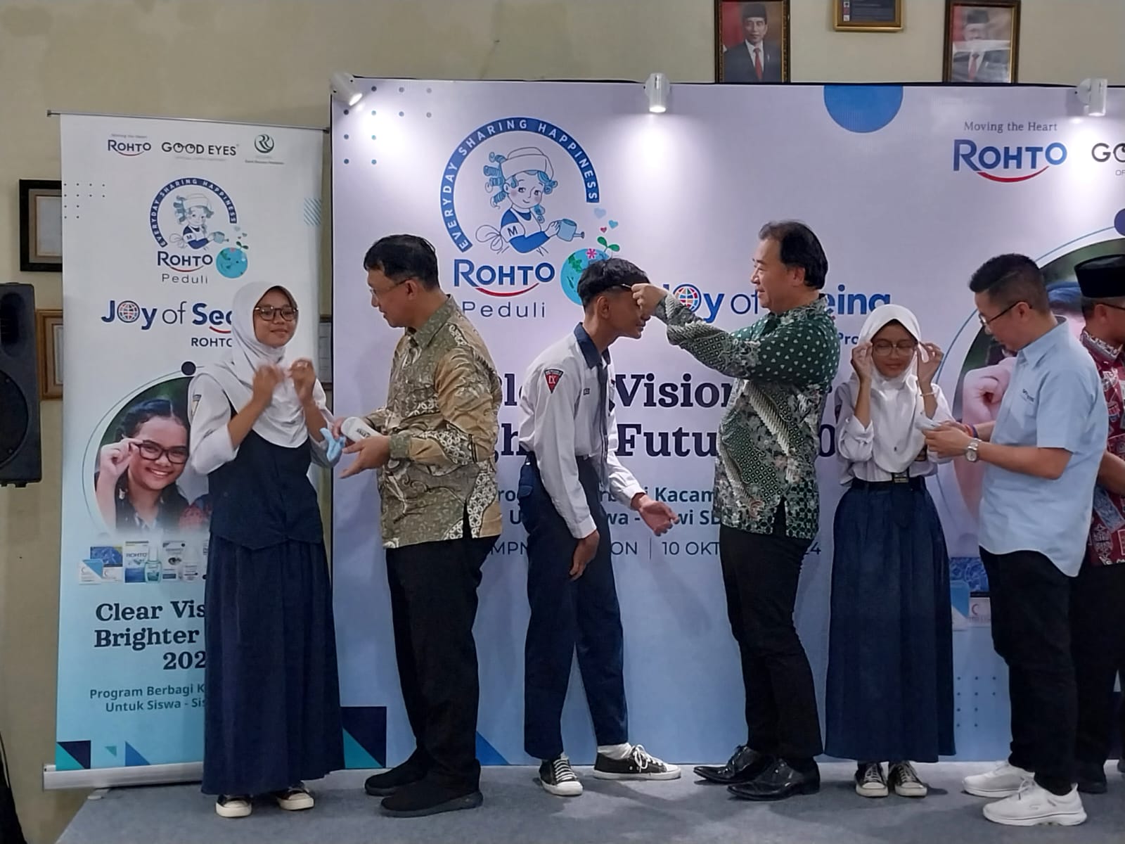 Pertama di Cirebon Pembagian Ratusan Kacamata Gratis untuk Pelajar