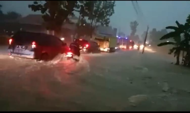 Jalan Sindangwangi Majalengka Banjir, Ketinggian Air 50 Cm
