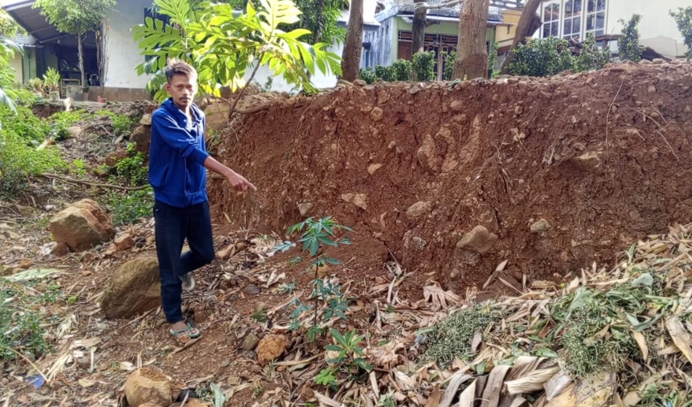 Tanah Amblas Sedalam 3 Meter, 5 Keluarga di Beber Cemas Karena Rumahnya Ambruk