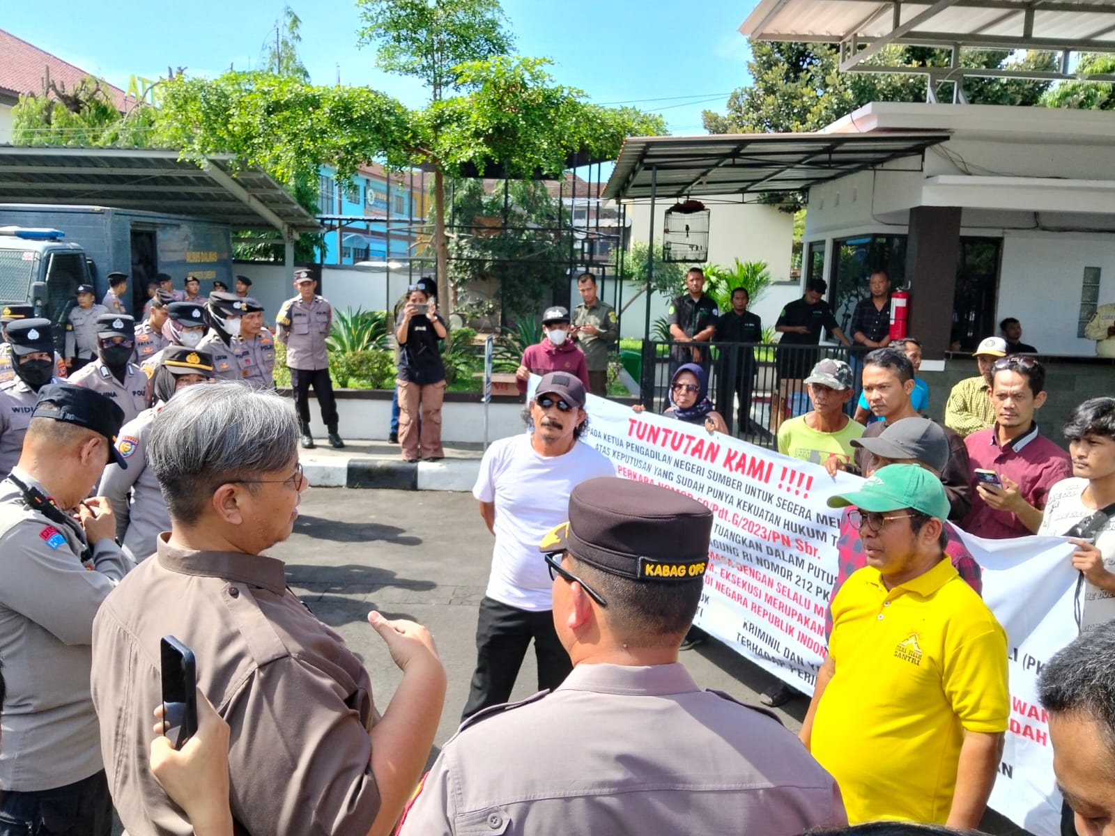 MCB Geruduk PN Sumber, Desak Eksekusi Putusan Inkrah MA Segera Dilakukan