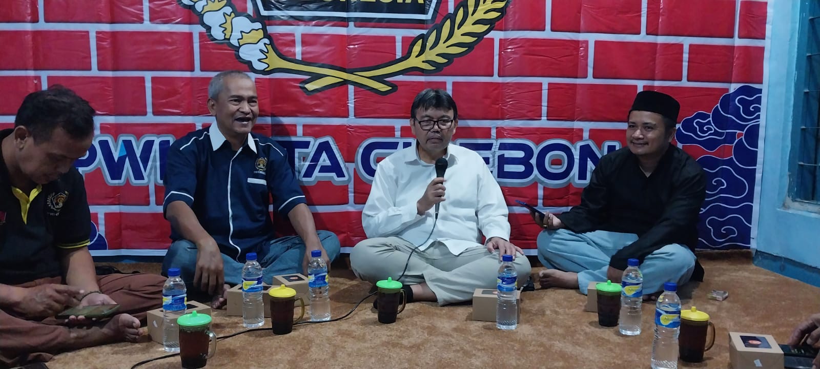 PWI Kota Cirebon Gelar Bukber Sambil Meluncurkan Buku  
