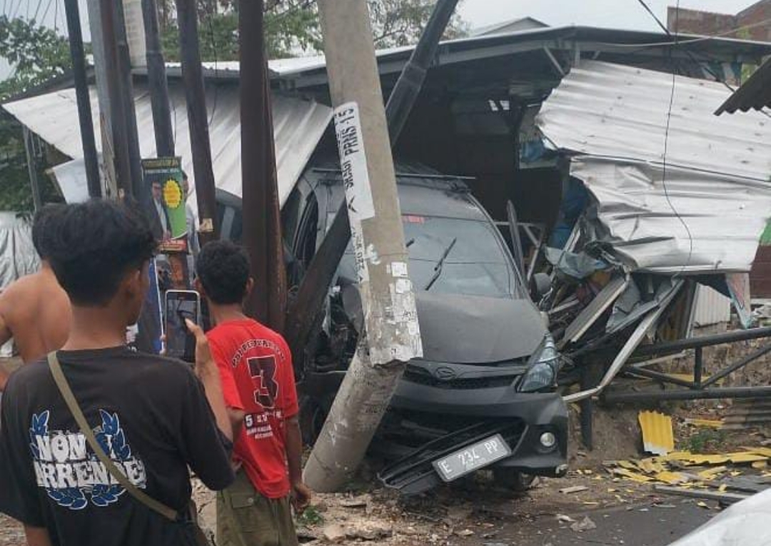 Kecelakaan Tunggal, Minibus Tabrak Tiang Listrik dan Telekomunikasi di Sunyaragi