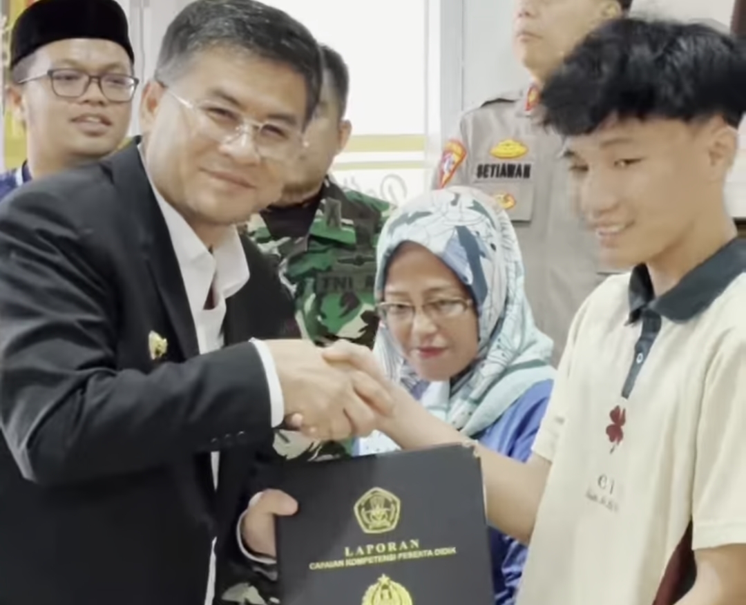 Serahkan Ijazah ke Siswa SMK Taruna Harapan 1 Cipatat, Wagub Erwan Sambil Beri Motivasi