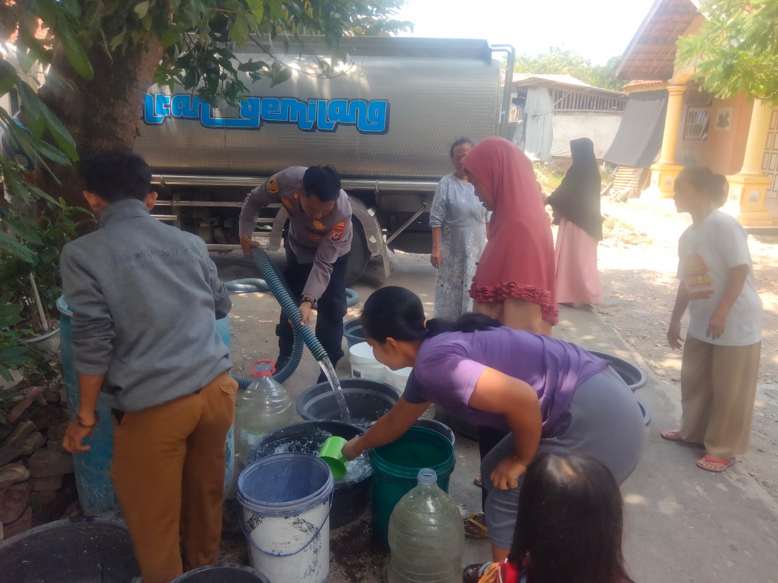 Polsek Gempol Distribusikan Bantuan Air Bersih di Desa Gempol