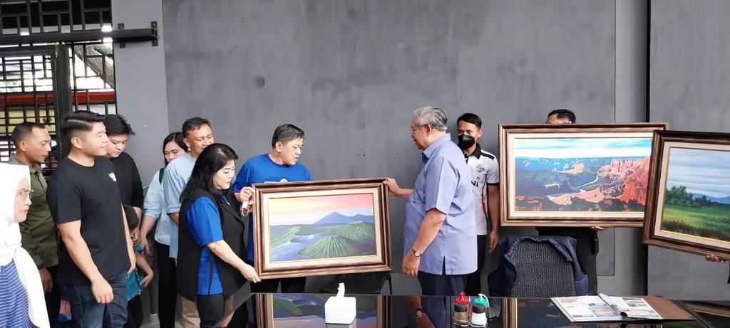 SBY Bagikan 3 Lukisan ke Sahabat Ibu Ani Yudhoyono 