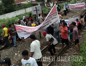 Pedagang Blokade Rel  KA Kartini
