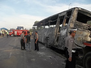 Polisi Mencari Pembakar Bus