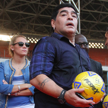 40 Menit, Maradona Puaskan Anak-Anak Surabaya