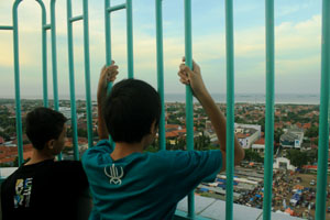 Asiknya Ngabuburit Di Atas Tower Masjid At Taqwa