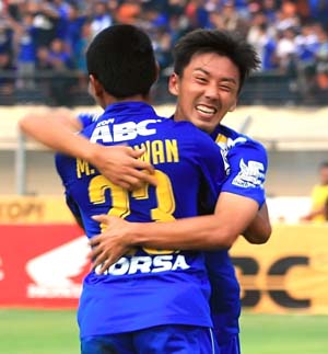 2 Persib v Persidafon 1, Tempel Ketat Arema