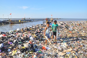 Lautan Sampah Jadi Tanah Timbul