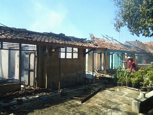 Dua Rumah Warga Ludes Terbakar