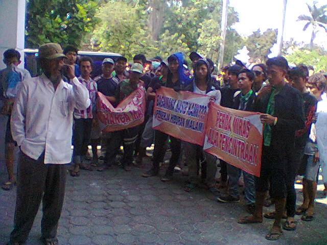 Pendemo Karyawan Hiburan Malam Tuntut DPRD-Walikota Revisi Perda Miras