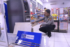 Maling Satroni Minimarket, Di Majalengka, ATM Bank Sinar Mas Dibobol